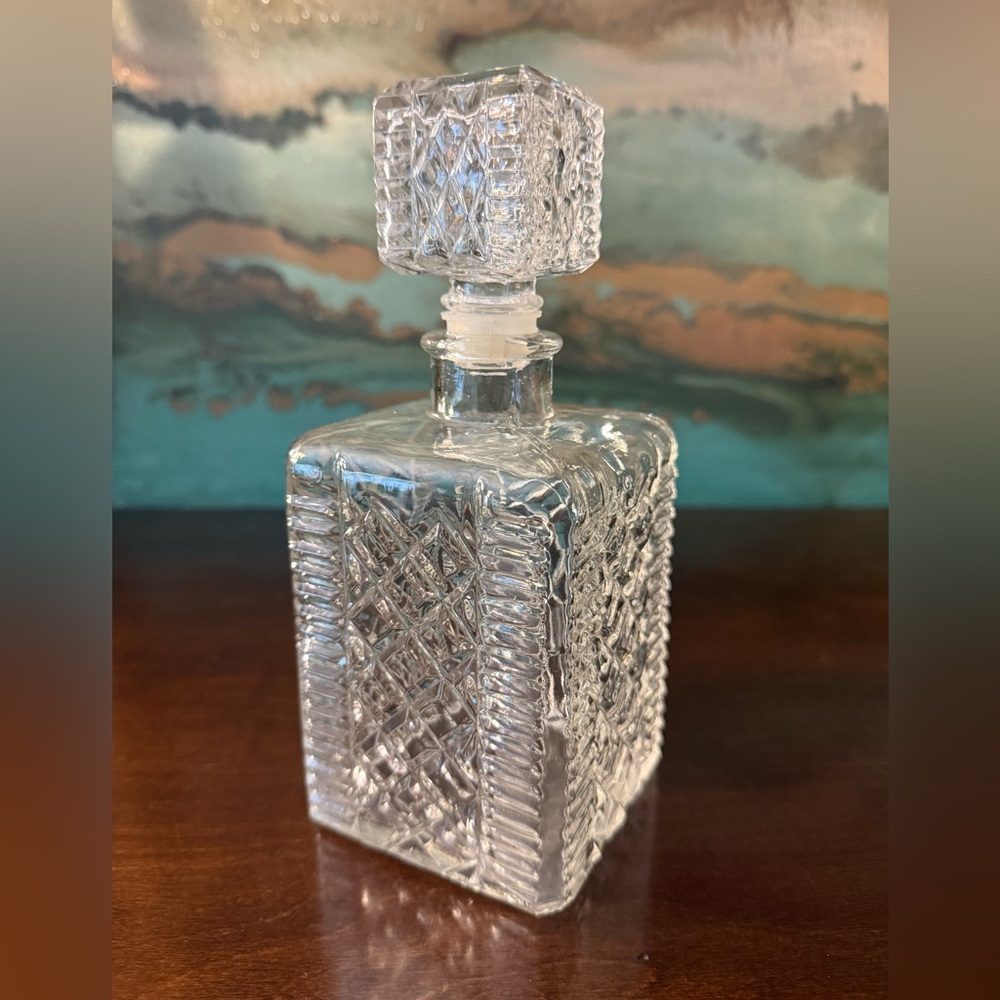 Beautiful vintage cut crystal whiskey decanter, 7.5” tall.